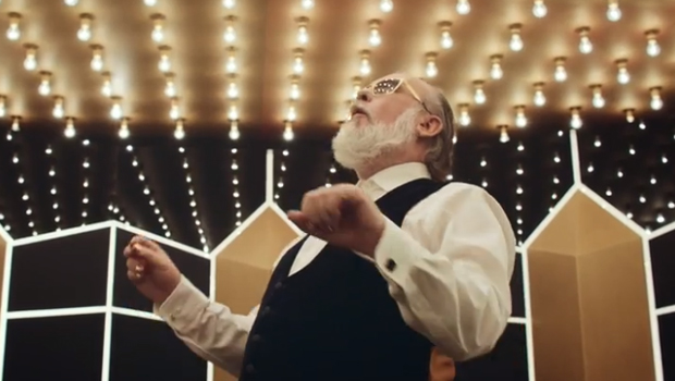 Edeka_Mann_zieht_blank