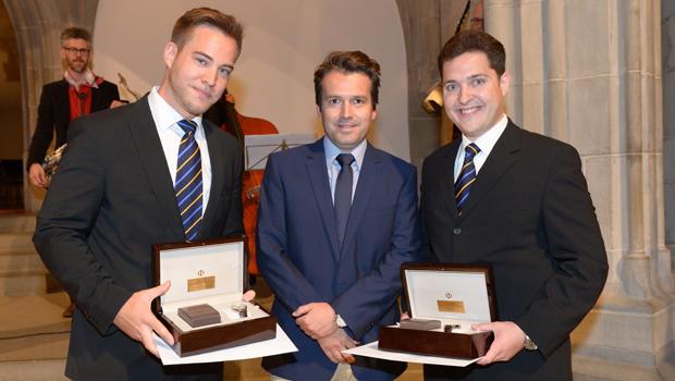 Sylvain Verdon, Directeur Marché Suisse, Baume et Mercier, übergibt Tobias Schade (links, Wirtschaftsinformatik) und Raphael Schiftan (rechts, Betriebsökonomie) eine Luxusuhr für die besten Gesamtabschlüsse