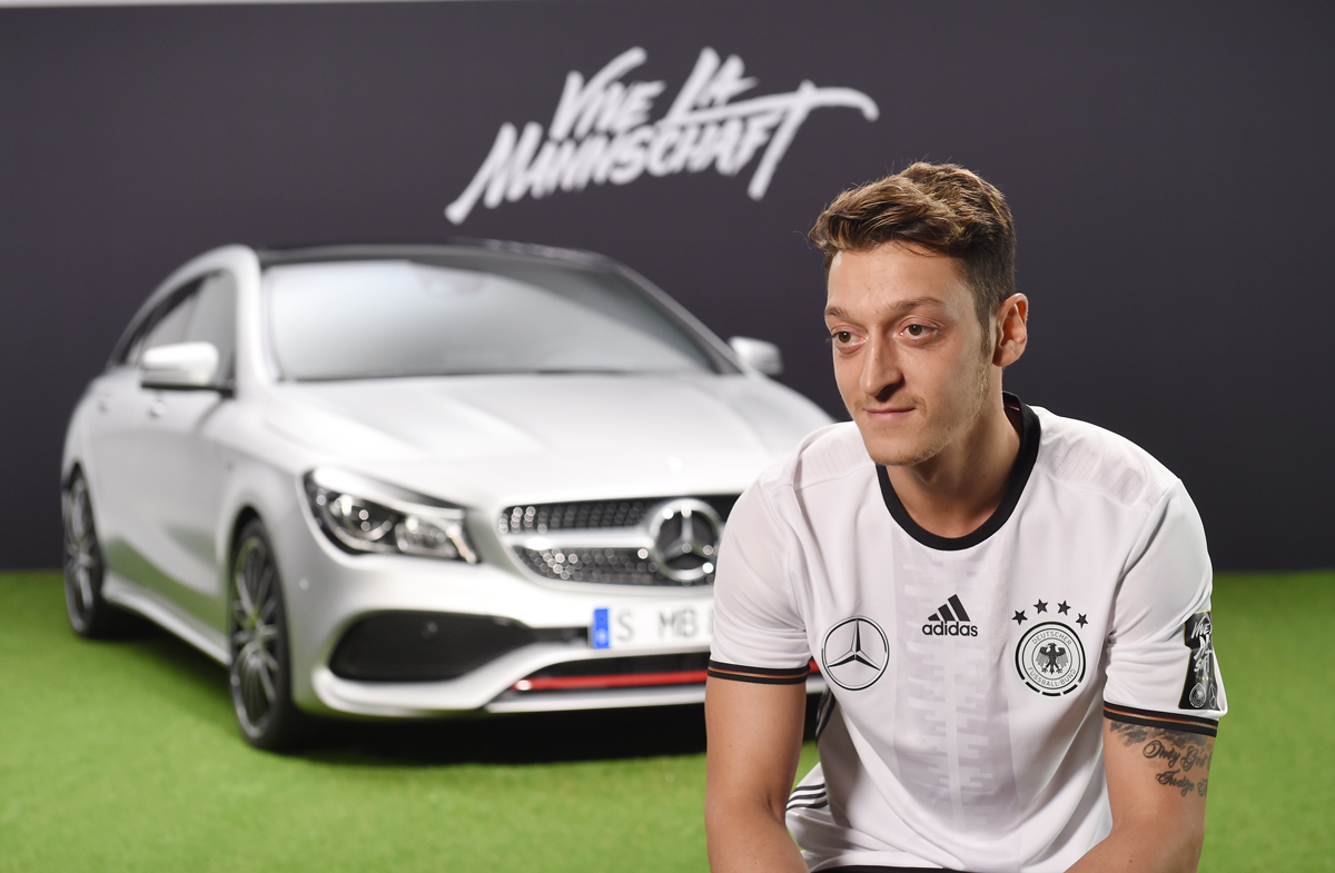 Mercedes_Benz_Vive_La_Mannschaft_Mesut_Oezil