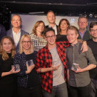 ADC_YCA_Preisverleihung_Die-Gewinner-mit-den-Sponsoren-Andreas-Lang-(Die-Post_Postmail),-Sonja-Kingsley-Curry-(UBS),-Peer-Kleinfeldt-(APG_SGA),-Manuela-Gualeni-(UBS),-Rudi-Haller-(Swissfilm-Association)