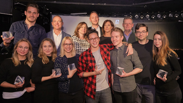 ADC_YCA_Preisverleihung_Die-Gewinner-mit-den-Sponsoren-Andreas-Lang-(Die-Post_Postmail),-Sonja-Kingsley-Curry-(UBS),-Peer-Kleinfeldt-(APG_SGA),-Manuela-Gualeni-(UBS),-Rudi-Haller-(Swissfilm-Association)