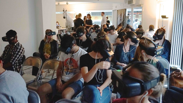 Nach-dem-Briefing-luden-VR-Brillen-zum-Einblick-in-die-Welt-der-Blick-Gruppe_low