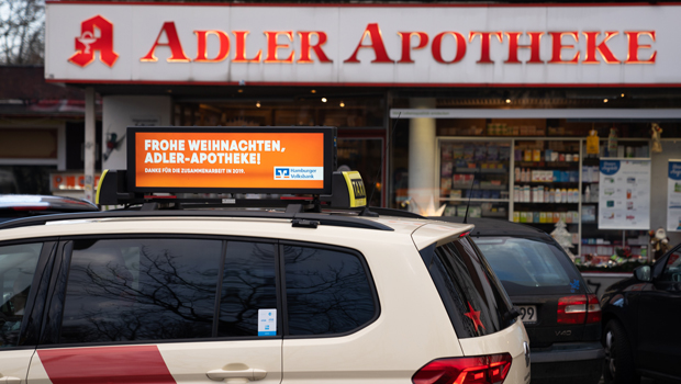 Weihnachtsgruesse per Location based advertising_ Hamburger Volksbank bedankt sich bei kunden direkt vor deren haustuer