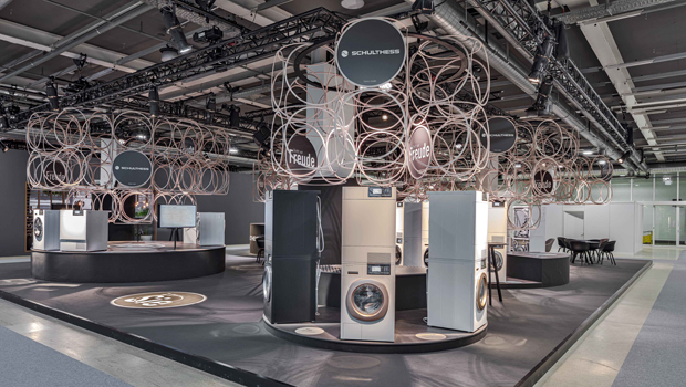 Schulthess_Messestand_rosarot